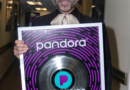 ALEJANDRO FERNÁNDEZ RECIBE RECONOCIMIENTO DE PANDORA POR SUS PRIMEROS MIL MILLONES DE REPRODUCCIONESDURANTE SU GIRA POR ESTADOS UNIDOS: AMOR Y PATRIA