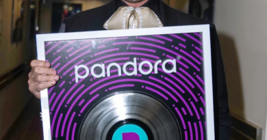 ALEJANDRO FERNÁNDEZ RECIBE RECONOCIMIENTO DE PANDORA POR SUS PRIMEROS MIL MILLONES DE REPRODUCCIONESDURANTE SU GIRA POR ESTADOS UNIDOS: AMOR Y PATRIA